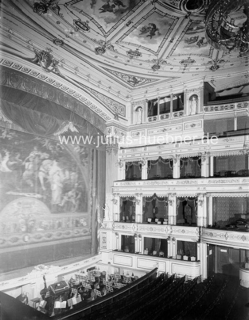 Foto vom Innenraum des Neuen Theaters Leipzig (um 1882) mit dem Vorhang nach dem Dresdner Entwurf von Julius Hbner.